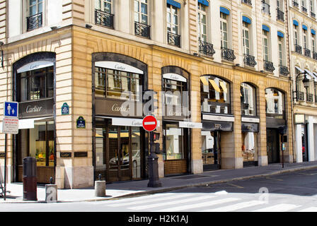 Célèbre marque de mode de luxe sur la boutique rue Saint Honoré à Paris. Banque D'Images