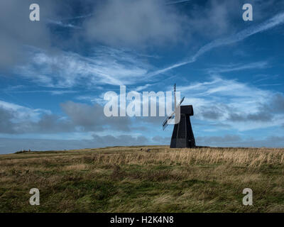 Moulin de balise, ou nouveau moulin, un smock mill dans le parc national des South Downs à Rottingdean, East Sussex, Angleterre Banque D'Images