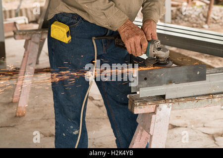 Les souches d'acier fabrication constructeur pour l'aide d'une meuleuse rénovation maison Banque D'Images