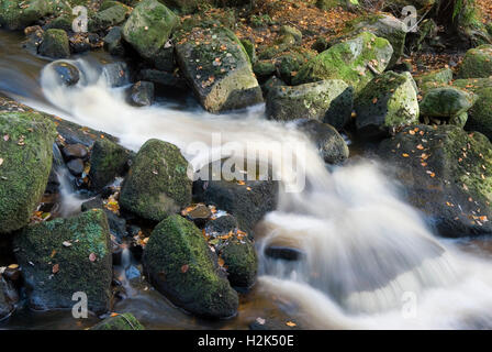 Close up sur les eaux tumultueuses de Burbage Brook, un ruisseau qui coule à travers la vallée rocheuse de Padley Gorge, Peak District, UK Banque D'Images