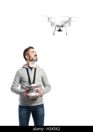 L'homme avec le vol drone. Studio shot, isolé sur fond blanc Banque D'Images