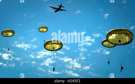 Parachutistes sauter sur l'Iron Mike zone de chute pendant le 70e anniversaire de D-day operations cérémonie de commémoration le 8 juin 2014 à Sainte-Mère-Église, France. Banque D'Images