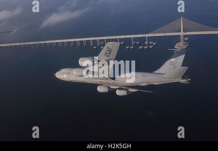 Un U.S. Air Force KC-135R Stratotanker avion vole au-dessus de la Bob Graham Sunshine Skyway Bridge plus de Tampa Bay le 8 août 2016, près de Tampa, en Floride. Banque D'Images