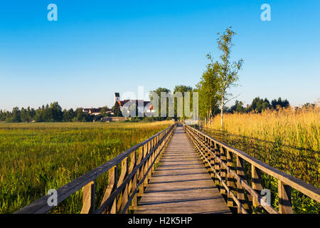 Pont Federsee avec Bad Buchau, moor Federsee, en Haute Souabe, souabe, Bade-Wurtemberg, Allemagne Banque D'Images