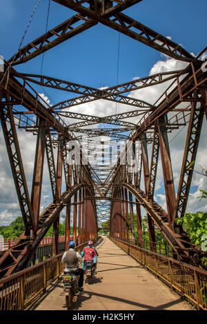 Les cyclomoteurs, Vieux Pont, l'ancien pont de chemin de fer, l'acier pont sur le fleuve Sanaga à partir de l'ère coloniale Allemande, Edéa Banque D'Images