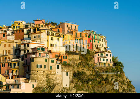 Maisons colorées de Manarola ville entassés sur une colline sur la côte de la mer Méditerranée, Riomaggiore, ligurie, italie Banque D'Images