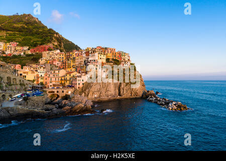 Manarola ville, partie de Cinque Terre, dans un bel emplacement sur une colline, sur la côte de la mer Méditerranée, au coucher du soleil Banque D'Images