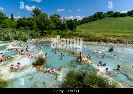 Les gens sont la baignade dans les sources chaudes de Saturnia Saturnia, Therme, Toscane, Italie Banque D'Images