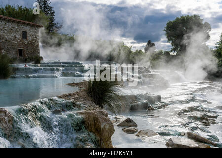 La vapeur est découlant de ces sources thermales de Saturnia Therme le matin, Saturnia, Toscane, Italie Banque D'Images