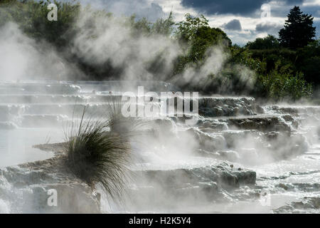 La vapeur est découlant de ces sources thermales de Saturnia Therme le matin, Saturnia, Toscane, Italie Banque D'Images