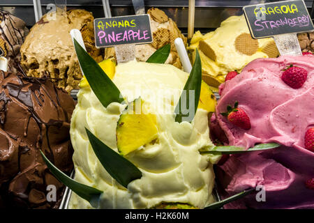 La crème glacée est très appetizingly dans un magasin, Sienne, Toscane, Italie Banque D'Images