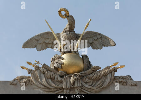 Aigle impérial sur globe avec sceptre, l'épée et de la couronne, portail, gloriette, le palais de Schönbrunn, Hietzing, Vienne, Autriche Banque D'Images