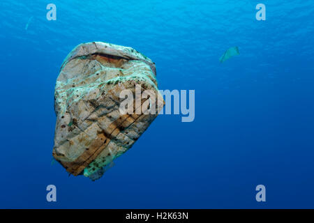 Les déchets plastiques flottant dans la mer ouverte, l'île de l'archipel de Wakatobi, Tukangbesi, Parc National de Wakatobi Banque D'Images