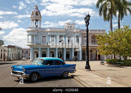 Voiture Vintage 1957 Chevrolet Bel Air dans le Parque Jose Marti, dans l'arrière-plan Palacio Ferrer, Casa de la Cultura Provincial Banque D'Images