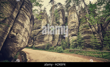 Retro photo aux couleurs d'un chemin dans la ville de Teplice Adrspach rock, en République tchèque. Banque D'Images