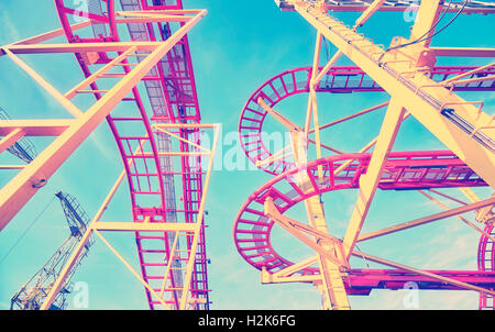 Tons Vintage rollercoaster track construction dans un parc d'amusement. Banque D'Images