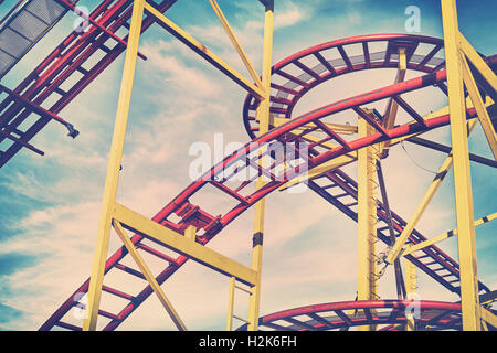 La construction de montagnes russes aux tons Vintage dans un parc d'amusement. Banque D'Images