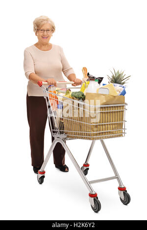 Portrait d'une femme mature joyeuse posant avec un panier plein de provisions isolé sur fond blanc Banque D'Images