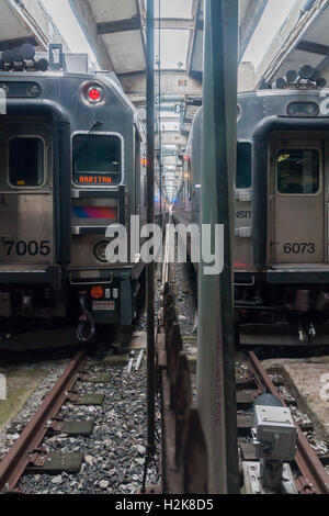 Les trains de banlieue du New Jersey Transit à la rampe et le terminal de ferry dans la ville de Hoboken, New Jersey Banque D'Images