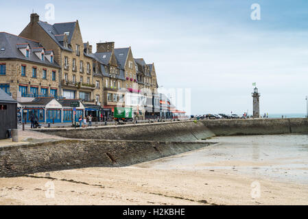 Restaurants de fruits de mer le long harbour, Cancale, Bretagne, France, Europe, UNION EUROPÉENNE Banque D'Images