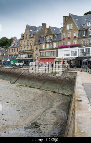 Restaurants de fruits de mer le long harbour, Cancale, Bretagne, France, Europe, UNION EUROPÉENNE Banque D'Images