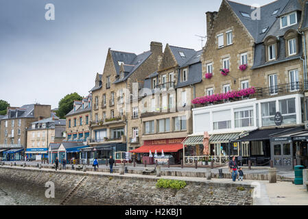 Restaurants de fruits de mer le long harbour, Cancale, Bretagne, France, Europe, UNION EUROPÉENNE Banque D'Images