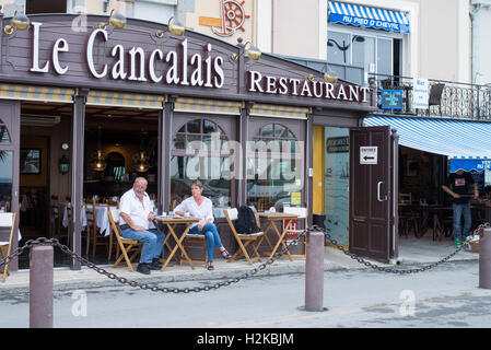 Restaurants de fruits de mer le long harbour, Cancale, Bretagne, France, Europe, UNION EUROPÉENNE Banque D'Images