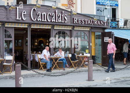 Restaurants de fruits de mer le long harbour, Cancale, Bretagne, France, Europe, UNION EUROPÉENNE Banque D'Images