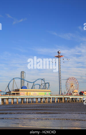 Historic Pleasure Pier amusement park et plage sur la côte du golfe du Mexique dans la région de Galveston, Texas Banque D'Images