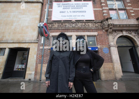 À l'embargo LE VENDREDI 30 SEPTEMBRE 0001 EDITORIAL UTILISEZ UNIQUEMENT LES Guerrilla Girls, un groupe d'activistes féministes anonyme créée en 1985, présentera une bannière sur la façade de la Whitechapel Gallery de Londres pour lancer leur nouvelle campagne de guérilla à Filles : Est-ce que c'est encore pire en Europe ?, qui sera visible à l'intérieur et à l'extérieur de la galerie et se déroule du 1 octobre 2016 au 5 mars 2017. Banque D'Images