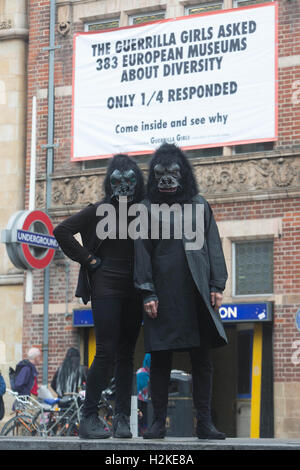 Guerrilla Girls, un groupe d'activistes féministes anonymes fondé en 1985, dévoile une bannière sur la façade de la galerie Whitechapel à Londres pour lancer sa nouvelle campagne, ETH; Guerrilla Girls: Est-ce encore pire en Europe?, qui sera visible à la fois à l'intérieur et à l'extérieur de la galerie et qui se déroulera du 1er octobre 2016 au 5 mars 2017. Banque D'Images