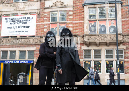 À l'embargo LE VENDREDI 30 SEPTEMBRE 0001 EDITORIAL UTILISEZ UNIQUEMENT LES Guerrilla Girls, un groupe d'activistes féministes anonyme créée en 1985, présentera une bannière sur la façade de la Whitechapel Gallery de Londres pour lancer leur nouvelle campagne &ETH ; Guerrilla Girls : Est-il encore pire en Europe ?, qui sera visible à l'intérieur et à l'extérieur de la galerie et se déroule du 1 octobre 2016 au 5 mars 2017. Banque D'Images