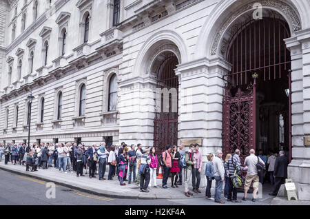 En dehors de la file d'FCO (ministère des Affaires étrangères et du Commonwealth), le Roi Charles Street, Londres, Angleterre, le week-end des portes ouvertes. Banque D'Images