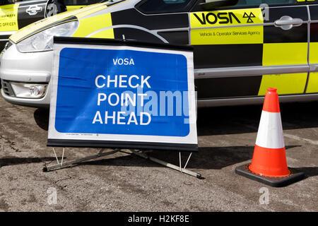 VOSA Check Point à venir signer à l'urgence Services Show 2013, l'aérodrome de la RAF Hullavington, Wiltshire, Royaume-Uni. Banque D'Images