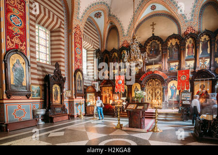 Vilnius, Lituanie - Juillet 04, 2016 : l'iconostase de l'Église et de l'intérieur de l'Église chrétienne orthodoxe de Saint Nicolas avec Pari Banque D'Images