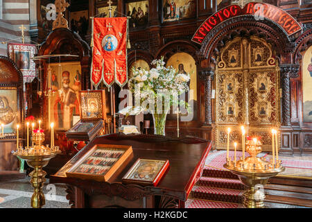 Vilnius, Lituanie - Juillet 04, 2016 : Le lutrin ou Analogueion avec deux icônes placées pour la vénération par les fidèles orthodoxes en Ch Banque D'Images