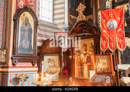 Vilnius, Lituanie - Juillet 04, 2016 : Le côté gauche de l'Iconostase Dans l'Église chrétienne orthodoxe de Saint Nicolas. Banque D'Images