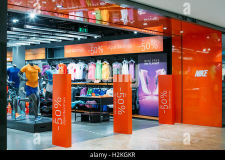 Vilnius, Lituanie - Juillet 08, 2016 : l'entrée à Nike Store à l'Acropole Shopping Centre à période de promotions et ventes Banque D'Images