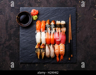 Nigiri Sushi Situé sur la plaque d'ardoise noire board Banque D'Images