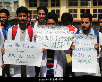 Srinagar, . Sep 29, 2016. Les médecins portant des tabliers blancs tenant une pancarte affichant au cours d'une manifestation demandant la fin immédiate de génocide dans le Cachemire sous contrôle n. L'agitation continue, a fait plus de 86 vies jusqu'à présent, pour la plupart des civils alors que plus de 11 500 ont été mutilés et aveuglé. © Umer Asif/Pacific Press/Alamy Live News Banque D'Images