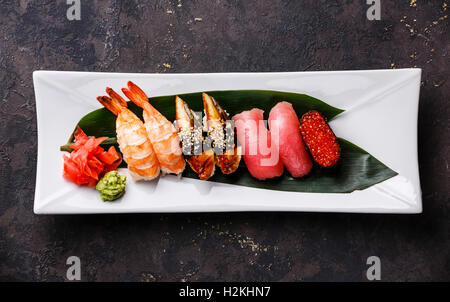 Et Nigiri Gunkan sushi situé sur plaque blanche sur fond sombre Banque D'Images