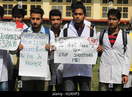 Srinagar, . Sep 29, 2016. Les médecins portant des tabliers blancs tenant une pancarte affichant 'on l'appelle la sécurité, nous l'appelons le génocide" au cours d'une manifestation demandant la fin immédiate de génocide dans le Cachemire sous contrôle n. L'agitation continue, a fait plus de 86 vies jusqu'à présent, pour la plupart des civils alors que plus de 11 500 ont été mutilés et aveuglé. © Umer Asif/Pacific Press/Alamy Live News Banque D'Images