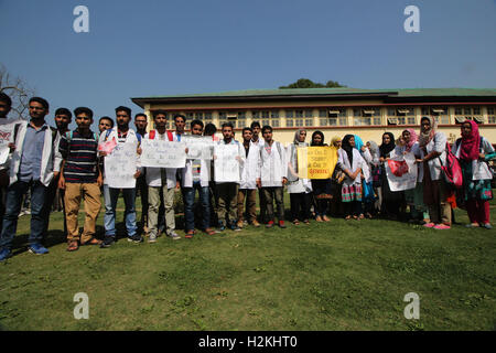 Srinagar, . Sep 29, 2016. Les médecins portant des tabliers blancs assemblés dans les pelouses du Collège médical du Gouvernement pour protester contre le meurtre et les mutilations de civils et aveuglante au Cachemire exigeant la fin immédiate de génocide dans le Cachemire sous contrôle n. L'agitation continue, a fait plus de 86 vies jusqu'à présent, pour la plupart des civils alors que plus de 11 500 ont été mutilés et aveuglé. © Umer Asif/Pacific Press/Alamy Live News Banque D'Images