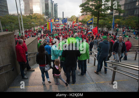 Bruxelles, Belgique. Sep 29, 2016. Les manifestants se rassemblent au début de la marche nationale contre les coupes budgétaires par le gouvernement. Credit : Frederik Sadones/Pacific Press/Alamy Live News Banque D'Images