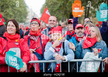 Bruxelles, Belgique. Sep 29, 2016. Les manifestants se rassemblent au début de la marche nationale contre les coupes budgétaires par le gouvernement. Credit : Frederik Sadones/Pacific Press/Alamy Live News Banque D'Images