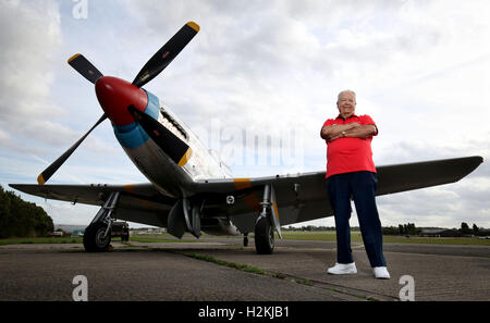 Vétéran de la DEUXIÈME GUERRE MONDIALE L'USAF George E Hardy, 91, n'est réunie avec l'avion de chasse de l'USAF Mustang qu'il a volé pendant la Seconde Guerre mondiale, une partie du hangar 11 collection à North Weald aérodrome, Wemmel, Essex. Banque D'Images