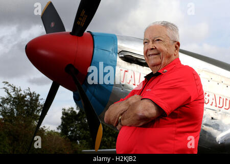 Vétéran de la DEUXIÈME GUERRE MONDIALE L'USAF George E Hardy, 91, n'est réunie avec l'avion de chasse de l'USAF Mustang qu'il a volé pendant la Seconde Guerre mondiale, une partie du hangar 11 collection à North Weald aérodrome, Wemmel, Essex. Banque D'Images