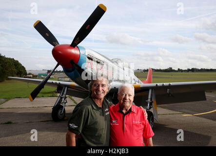 Peter Teichman propriétaire du hangar 11 et ancien combattant de la DEUXIÈME GUERRE MONDIALE collection USAF George E Hardy, 91, comme il est réuni avec l'avion de chasse de l'USAF Mustang qu'il a volé pendant la Seconde Guerre mondiale n à North Weald aérodrome, Wemmel, Essex. Banque D'Images