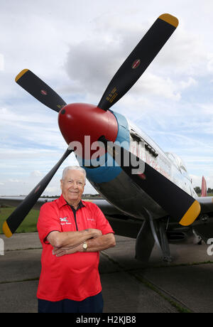 Vétéran de la DEUXIÈME GUERRE MONDIALE L'USAF George E Hardy, 91, n'est réunie avec l'avion de chasse de l'USAF Mustang qu'il a volé pendant la Seconde Guerre mondiale, une partie du hangar 11 collection à North Weald aérodrome, Wemmel, Essex. Banque D'Images