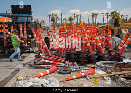 Las Vegas, Nevada - un travailleur stacks de barrières à un chantier de construction. Banque D'Images